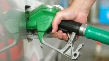 România în criză, Bolojan refuză să refuză să reducă accizele la carburanți. Motorina a sărit de 9 lei litrul