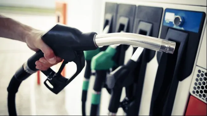 Criza carburanților. Ce se întâmplă dacă statul taie taxele la pompă? Explicațiile economiștilor