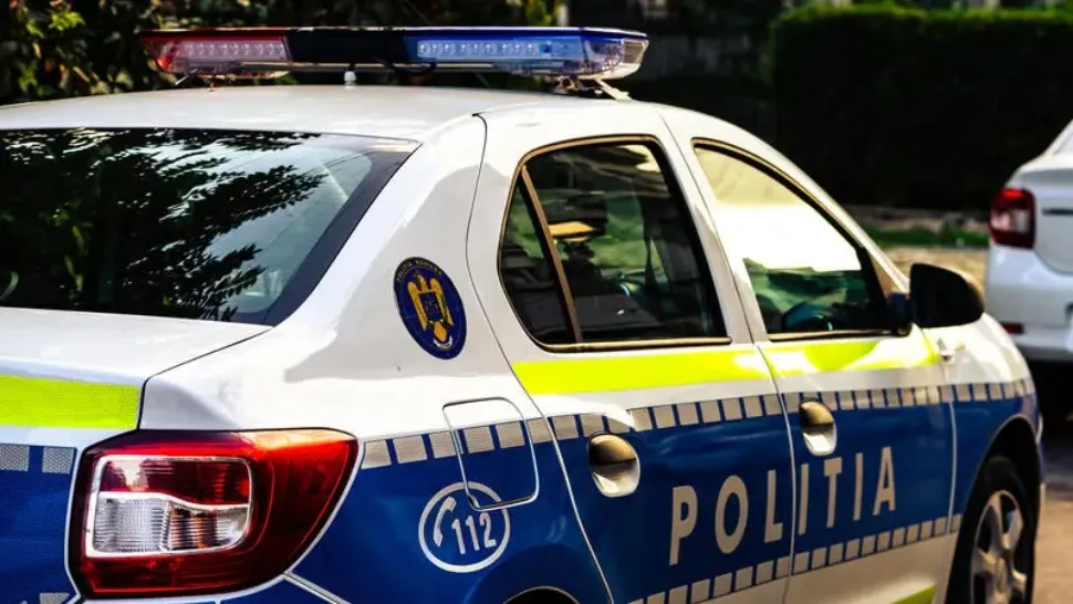 Alertă în Sectorul 4! Un bărbat înarmat cu un cuțit amenința că își ia zilele. Mama și fratele lui, în apartament