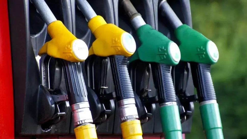Zi - șoc pentru șoferii din România. Prețul benzinei a depășit pragul psihologic de 8 lei pe litru