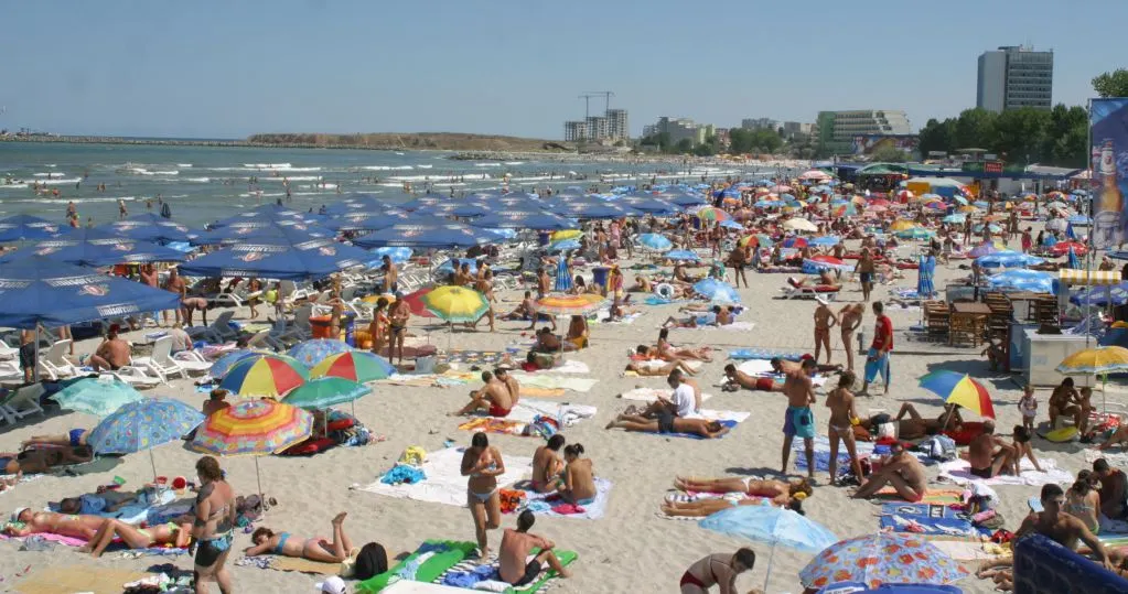 Cât costă un loc de cearșaf pe litoral. Turiștii au crezut că este o glumă