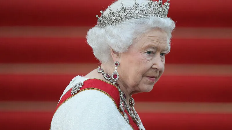 Cele două bijuterii cu care Regina Elisabeta a II-a a ales să fie înmormântată