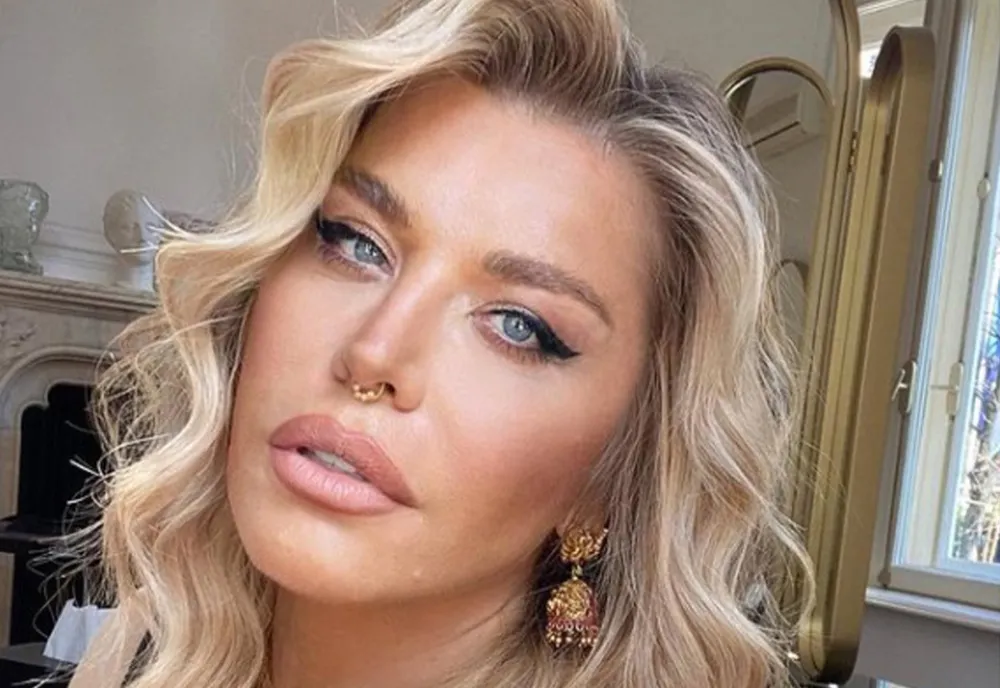 Loredana Groza, îmbrăcată într-un body care dă senzația că e dezbrăcată