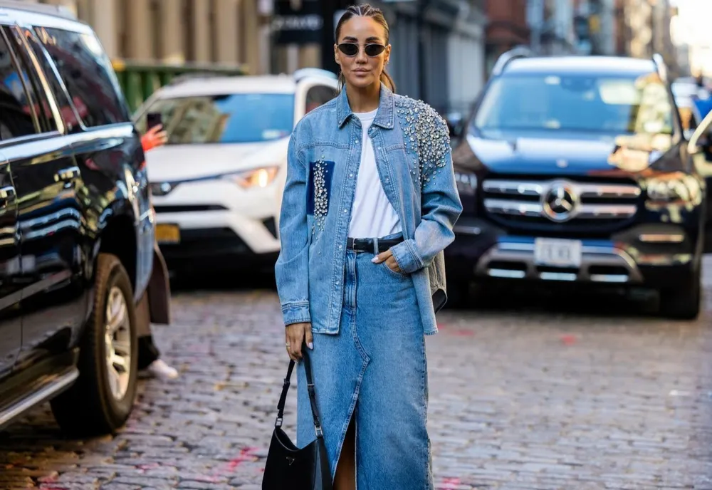 6 TENDINȚE OBLIGATORII ÎN MATERIE DE DENIM CARE VOR CUCERI ANUL 2025