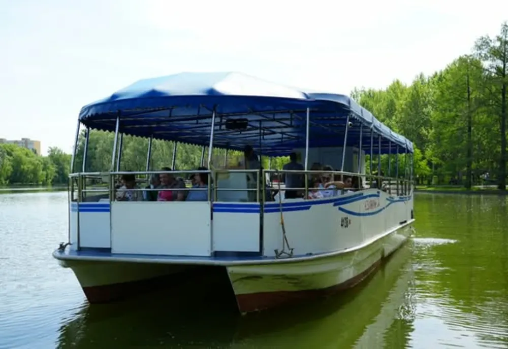S-a deschis sezonul de plimbări gratuite cu vaporașul pe lacul din Parcul IOR