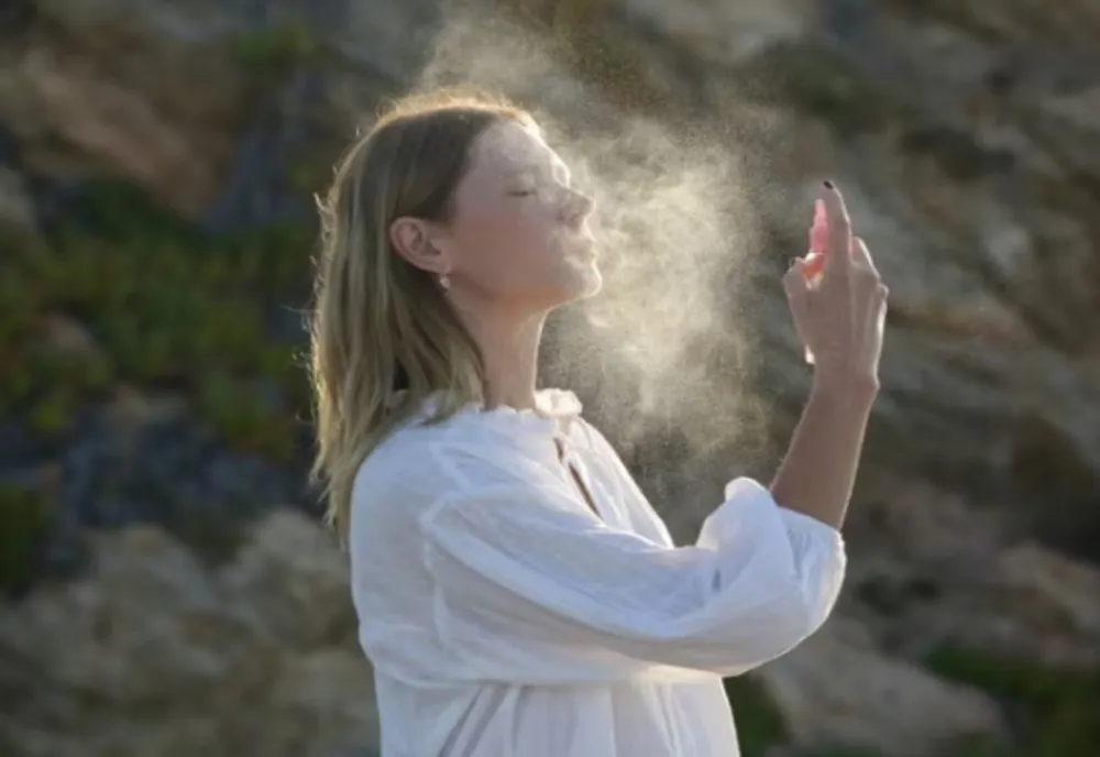 FOLOSEȘTI UN SPRAY PENTRU A TE RĂCORI? POATE USCA PIELEA, POTRIVIT UNUI DERMATOLOG