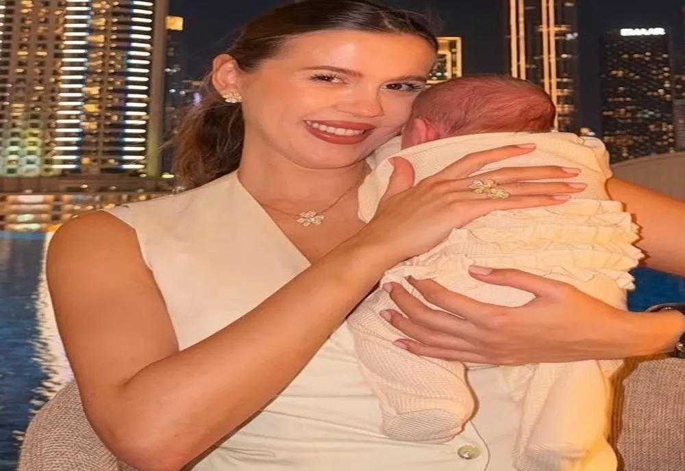 EMILY BURGHELEA VA STA INTERNATĂ TIMP DE O LUNĂ! CU CE PROBLEMĂ SE CONFRUNTĂ DUPĂ NAȘTERE