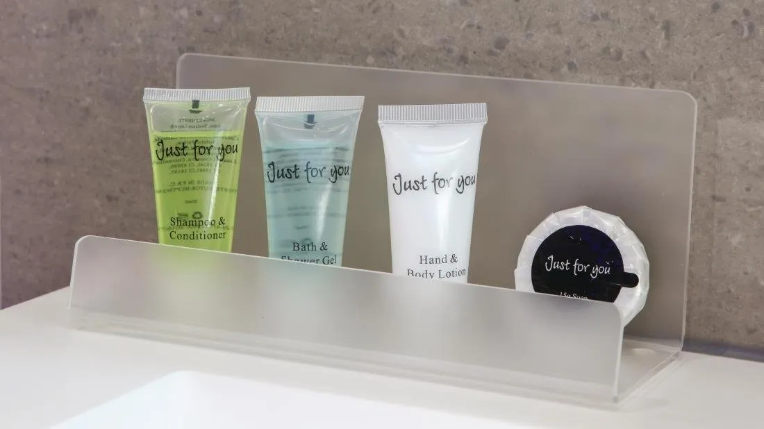 Sticlele mici de șampon și gel de duș, interzise în hoteluri din 2030