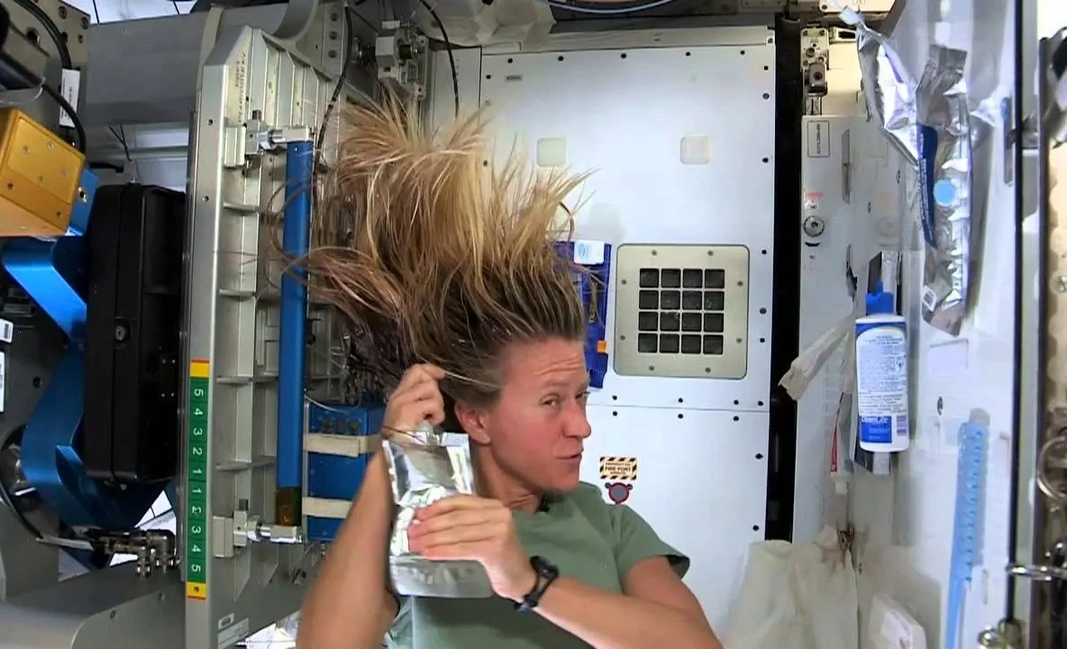 Rutinele de frumusețe pentru astronauții din spațiu: cum își spală femeile părul, se machiază și își îngrijesc pielea în timp ce orbitează Pământul