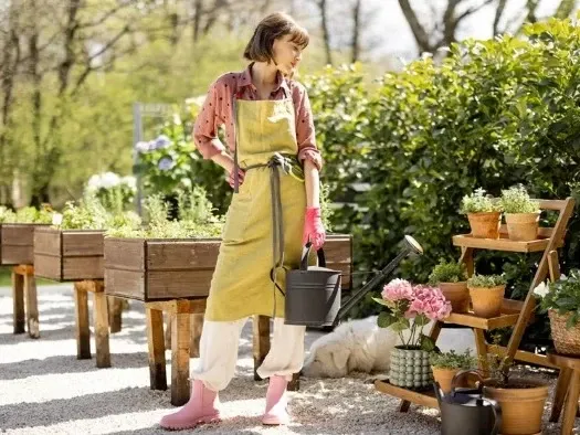 Îmbrăcămintea horticolă intră într-o nouă eră - acum e la modă să te îmbraci ca un grădinar