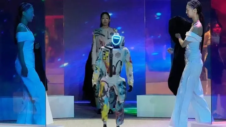 Roboții umanoizi și modelele au împărțit podiumul la o prezentare de modă din Seul