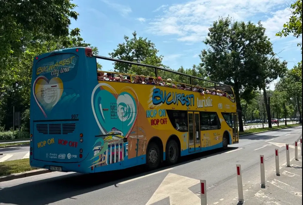 Traseul Bucharest City Tour se extinde până la Catedrala Națională. Autobuzele turistice revin și pe Calea Victoriei