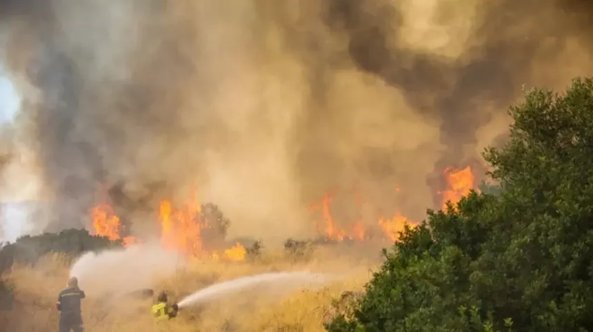 Un incendiu forestier de proporții a izbucnit în peninsula grecească Halkidiki