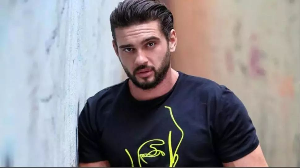 Dorian Popa și-a creat propria ținută pentru munca în folosul comunității