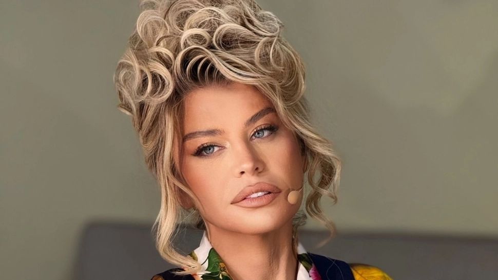 Loredana Groza, în ipostaze incendiare în costum de baie, la 55 de ani: „Dacă era J.Lo, nu ați mai fi comentat”