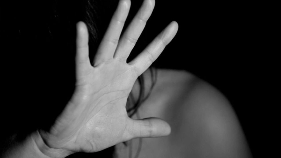 Proiect: Hărţuirea sexuală ar putea să fie incriminată indiferent dacă există sau nu relaţii de muncă