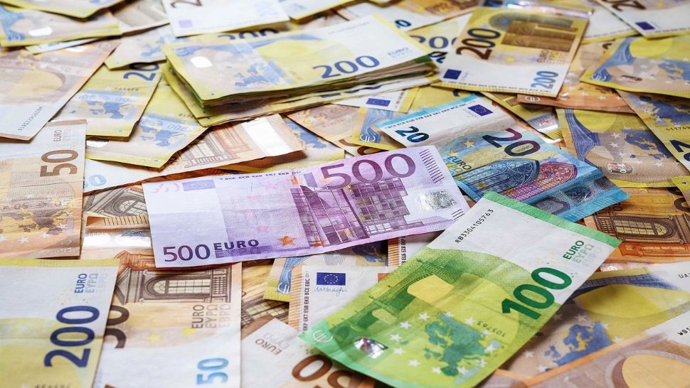 Rate mai mari pentru români după creșterea euro la 5,2 lei