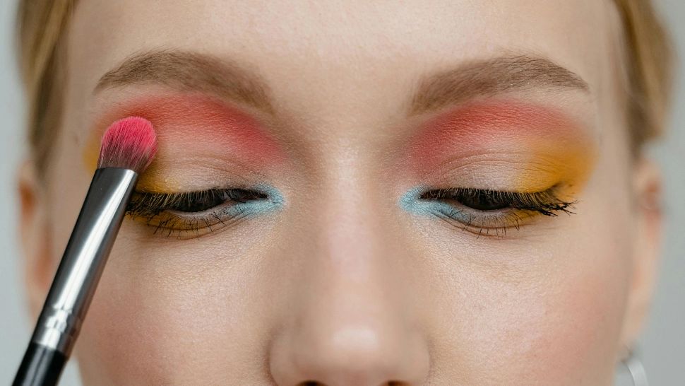 Greșelile de machiaj ale ochilor care îmbătrânesc cel mai mult