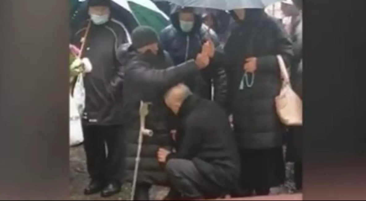 VIDEO - Gigi Becali gest impresionant. Și-a dat haina unui om nevoiaș, chiar la o slujbă