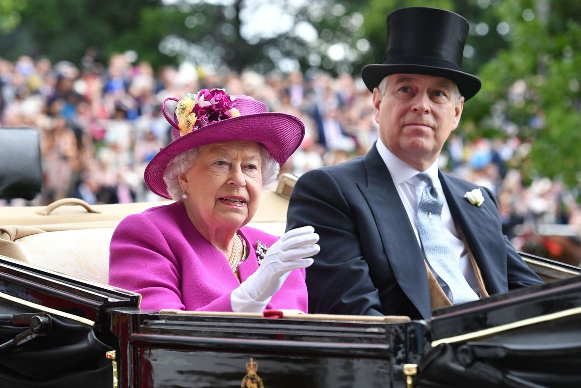 Prințul Andrew pierde distincțiile militare și titlul de Alteță Regală