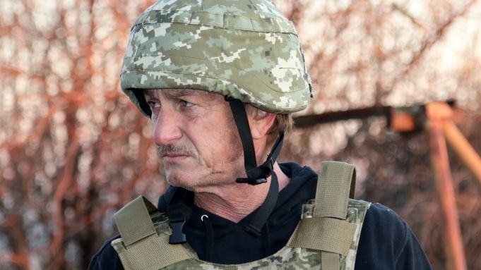 Sean Penn se află pe teritoriul Ucrainei şi filmează un documentar despre invazia Rusiei