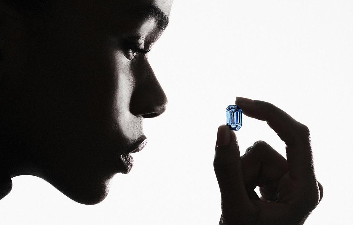 Cât valorează cel mai mare diamant albastru scos vreodată la licitație
