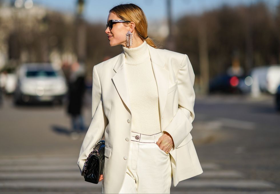 Cum să organizezi garderoba capsulă din doar 27 de piese