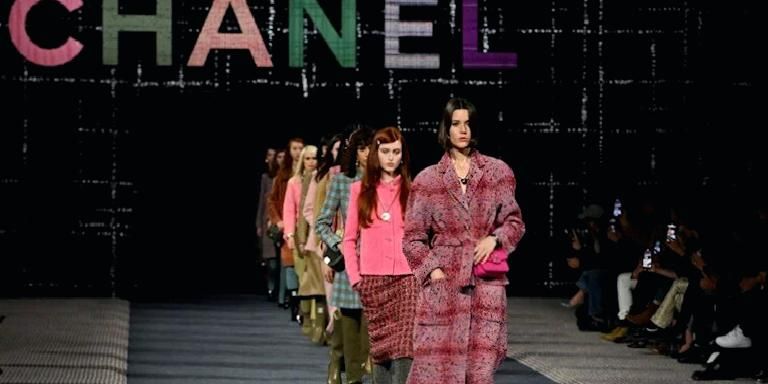 Chanel Fashion Show | Colecția toamnă/iarnă 2022, odă pentru țesătura emblematică a casei – TWEED