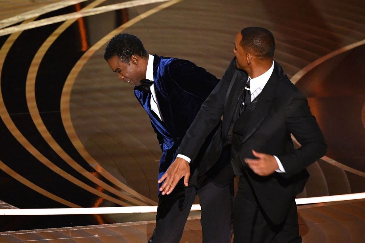 OSCAR 2022 | Will Smith l-a pălmuit pe Chris Rock pe scenă, în timpul galei: Nu pronunța numele soției mele cu gura ta nenorocită – VIDEO
