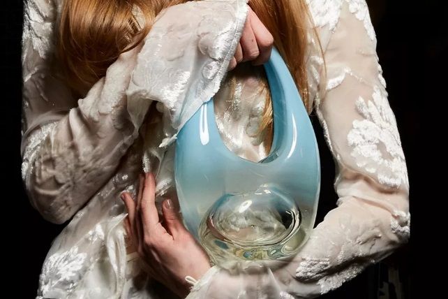 TREND ALERT | Geanta verii 2022 e din sticlă suflată