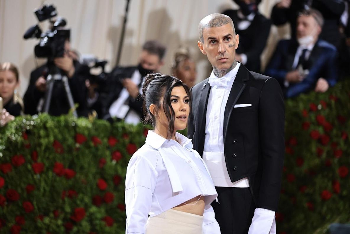 Kourtney Kardashian și Travis Barker, nuntă în secret! Cum s-a îmbrăcat mireasa