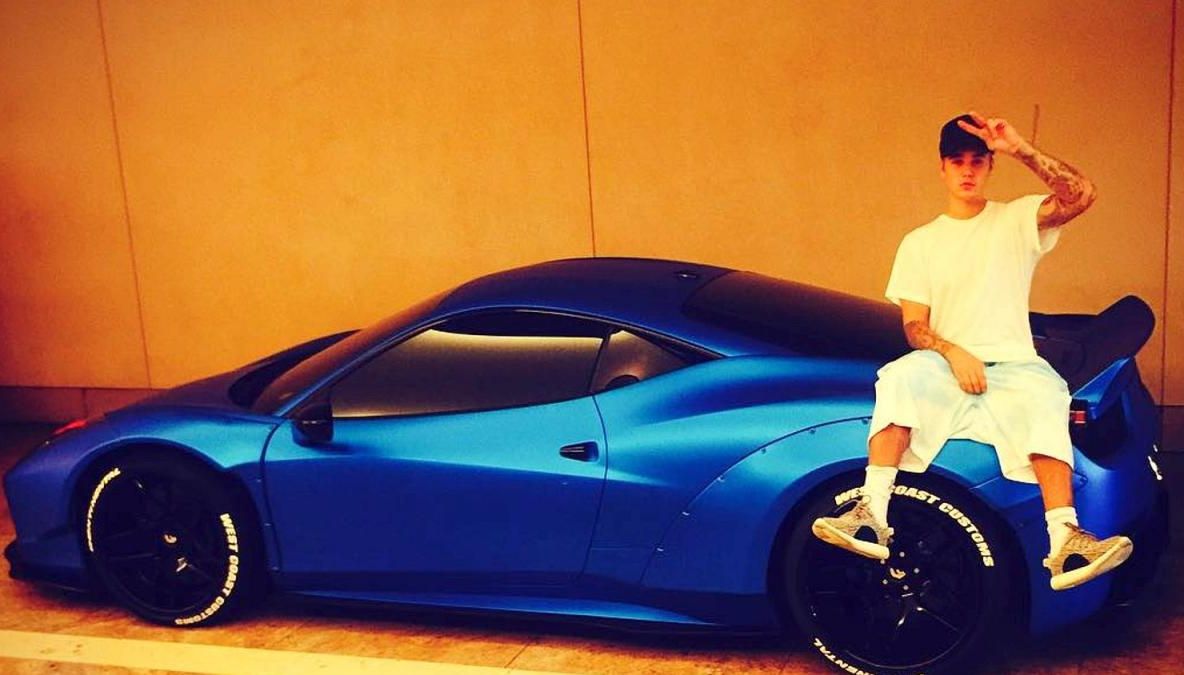 Justin Bieber are interzis să mai conducă mașini Ferrari. Care este motivul
