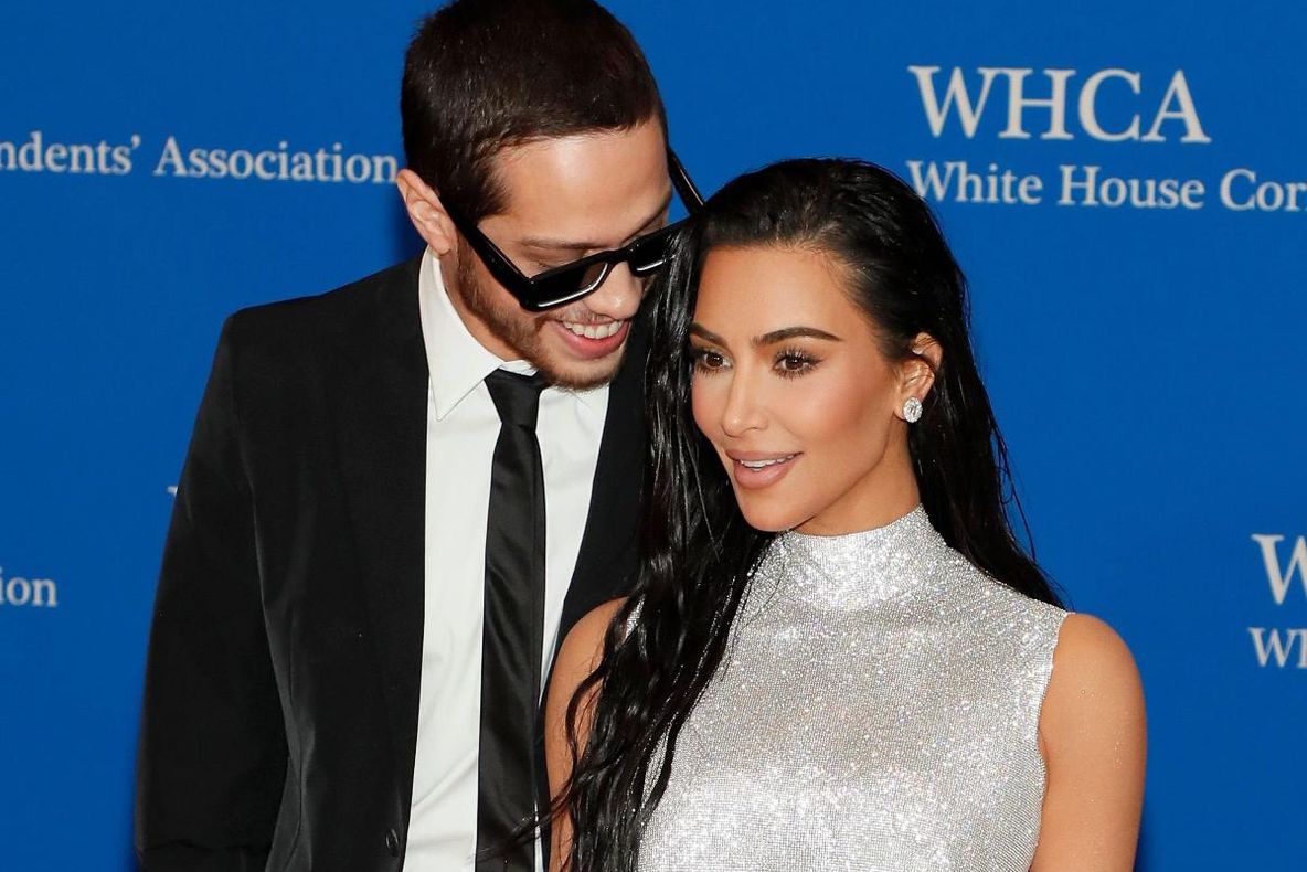 Kim Kardashian și Pete Davidson și-au făcut debutul pe covorul roșu