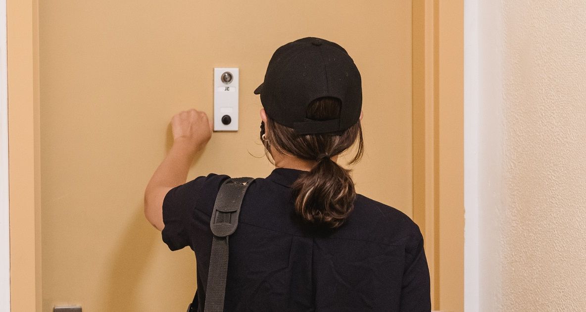 Recensământ 2022 | Cum recunoști recenzorul care bate la uşă. Ce se întâmplă dacă nu te găsește acasă