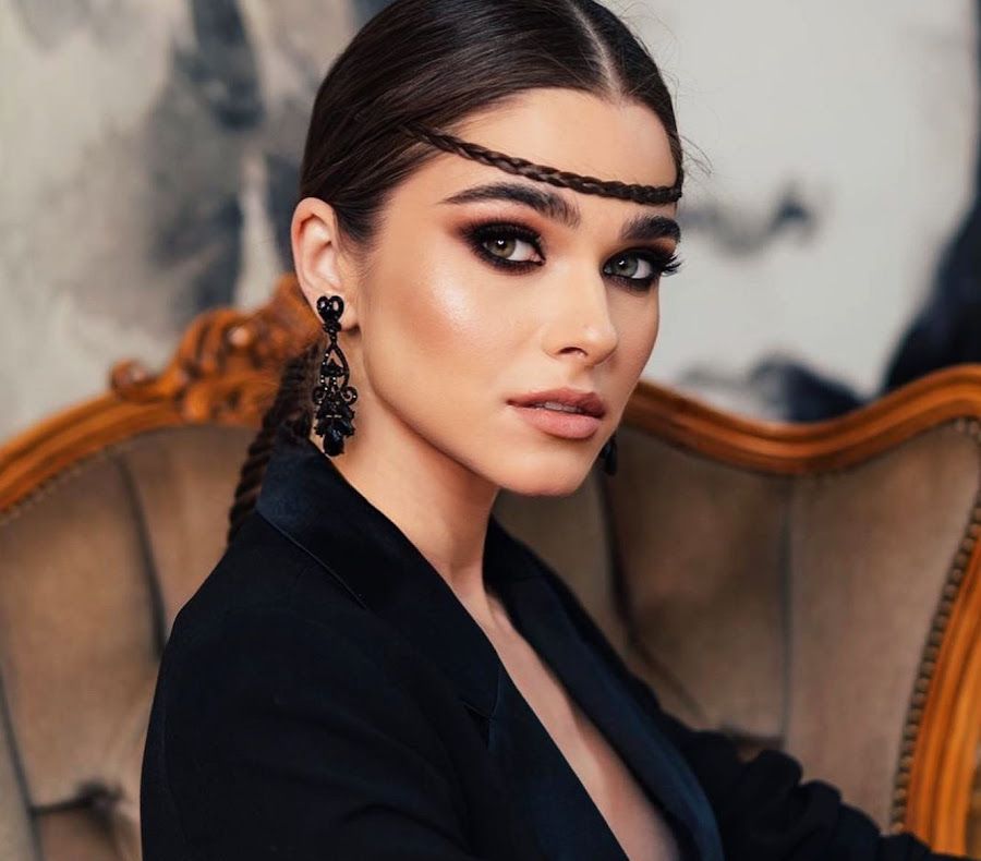 Scandalul momentului în showbiz! Theo Rose, surprinsă când îşi înşală iubitul şi se sărută cu bărbatul unei femei celebre