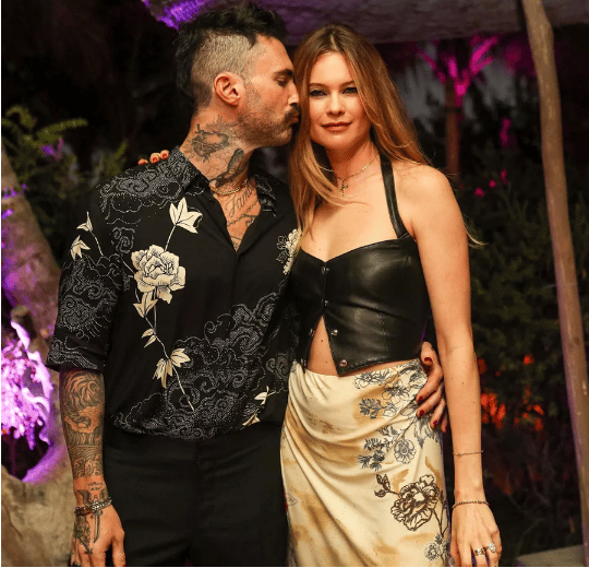 Adam Levine, acuzat că și-a înșelat soția însărcinată cu un model de 23 de ani