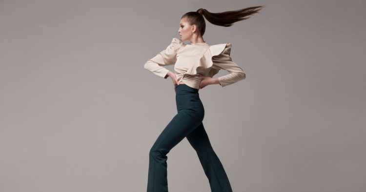 Haine la modă care pun în valoare o siluetă în formă de V