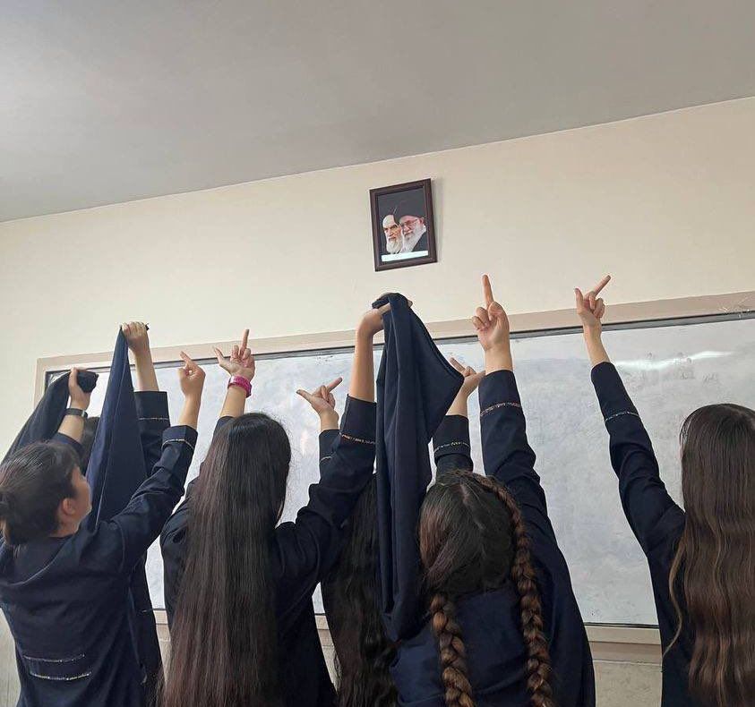 Degetul mijlociu pentru libertate | Un nou simbol al protestelor din Iran – FOTO/VIDEO