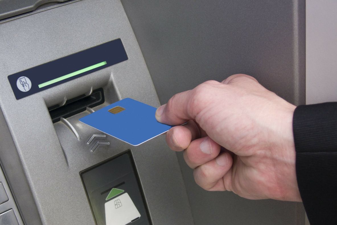 Ce sunt „Pisicuța” și „Furculița”, metodele folosite de escroci pentru a vă fura banii de pe carduri