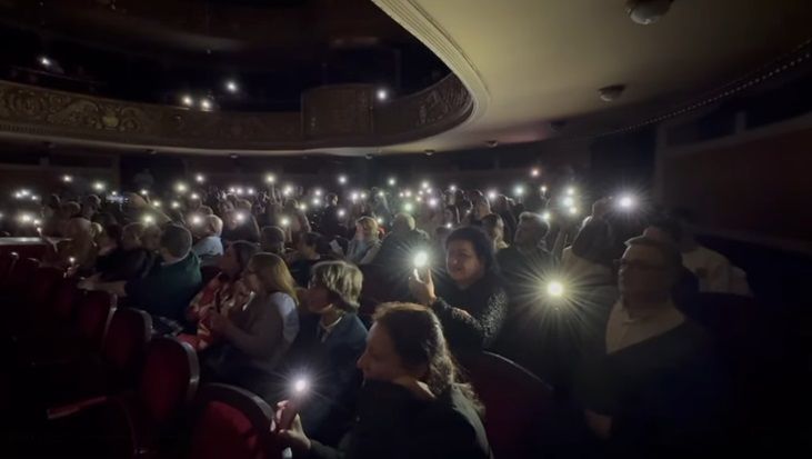 Spectacolul „O scrisoare pierdută“, jucat la lumina telefoanelor, în Timișoara. Ce s-a întâmplat VIDEO