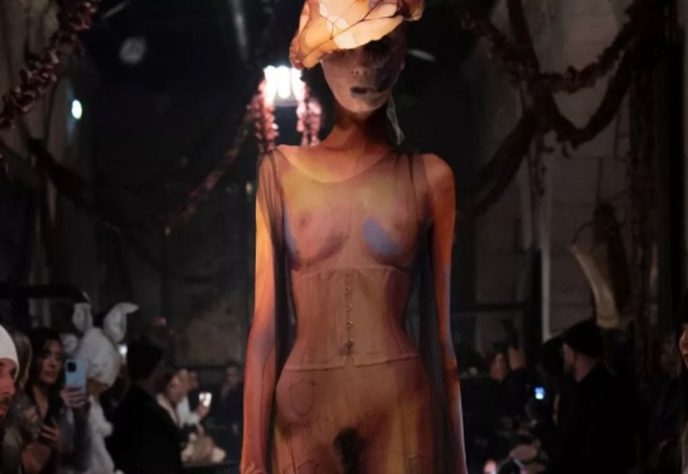Peruca pubiană, accesoriul cheie al prezentării de modă a Casei Margiela