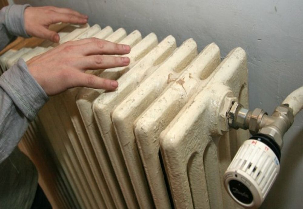 Artista care îngheață în casă. Stă cu geaca pe ea de frig