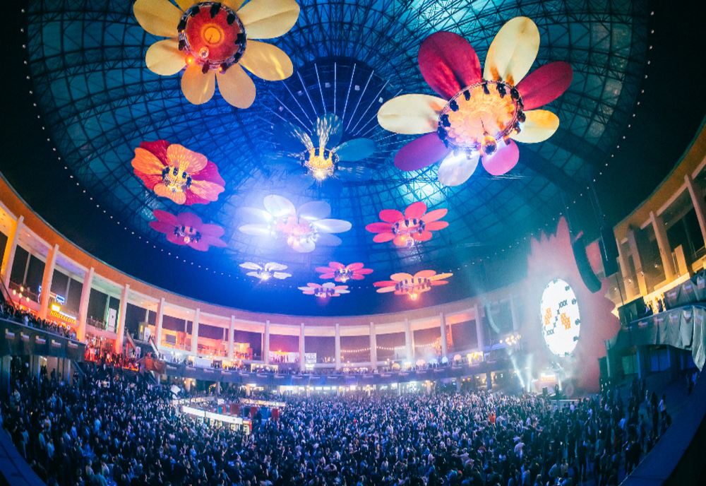 Flori, fete sau băieți, ediția indoor de primăvară a festivalului Nostalgia Retro Disco Future