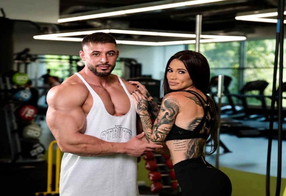 Roxana Vancea a îmbrăcat rochia albă de mireasă. Surpriza sunt nașii pe care i-a ales ca părinți spirituali