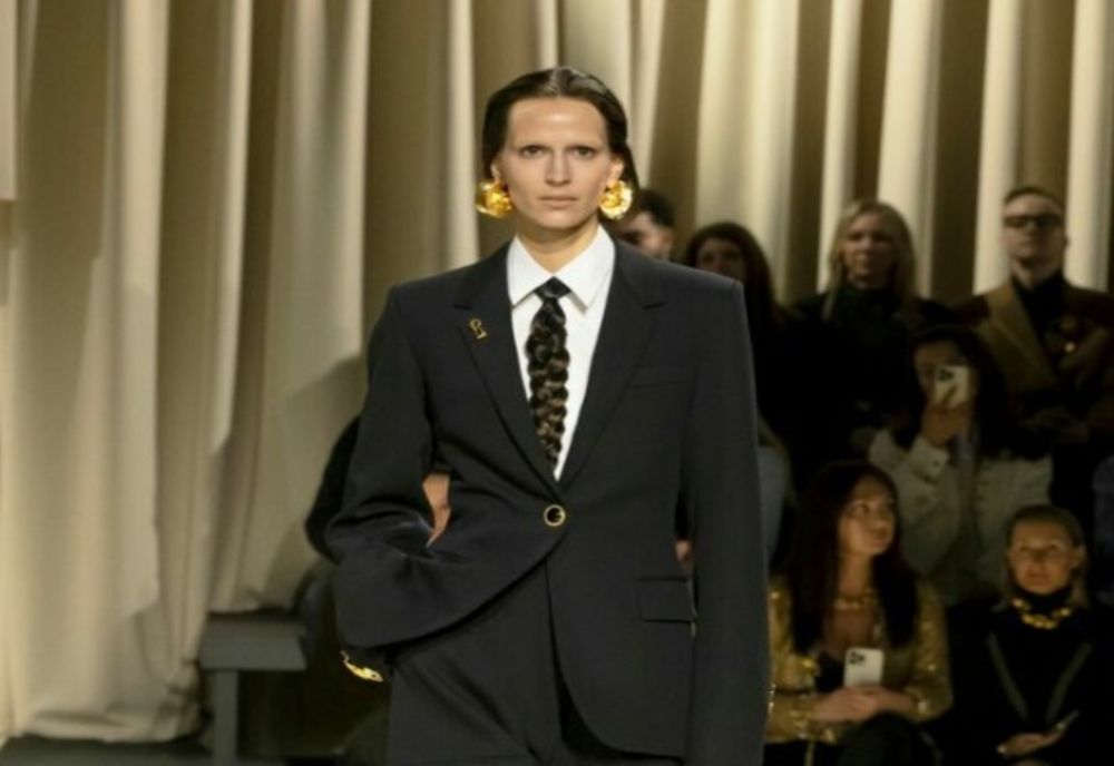 Cravată de damă: iată cum să porți cel mai trendy accesoriu al sezonului!