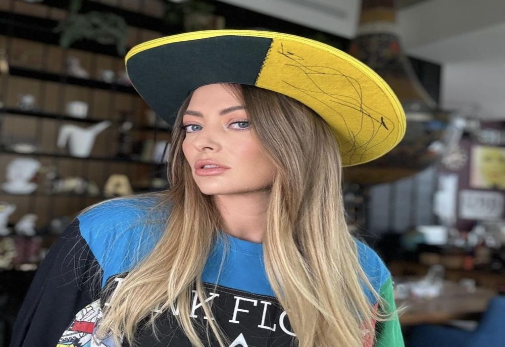 Delia și-a creat haine din plase de rafie