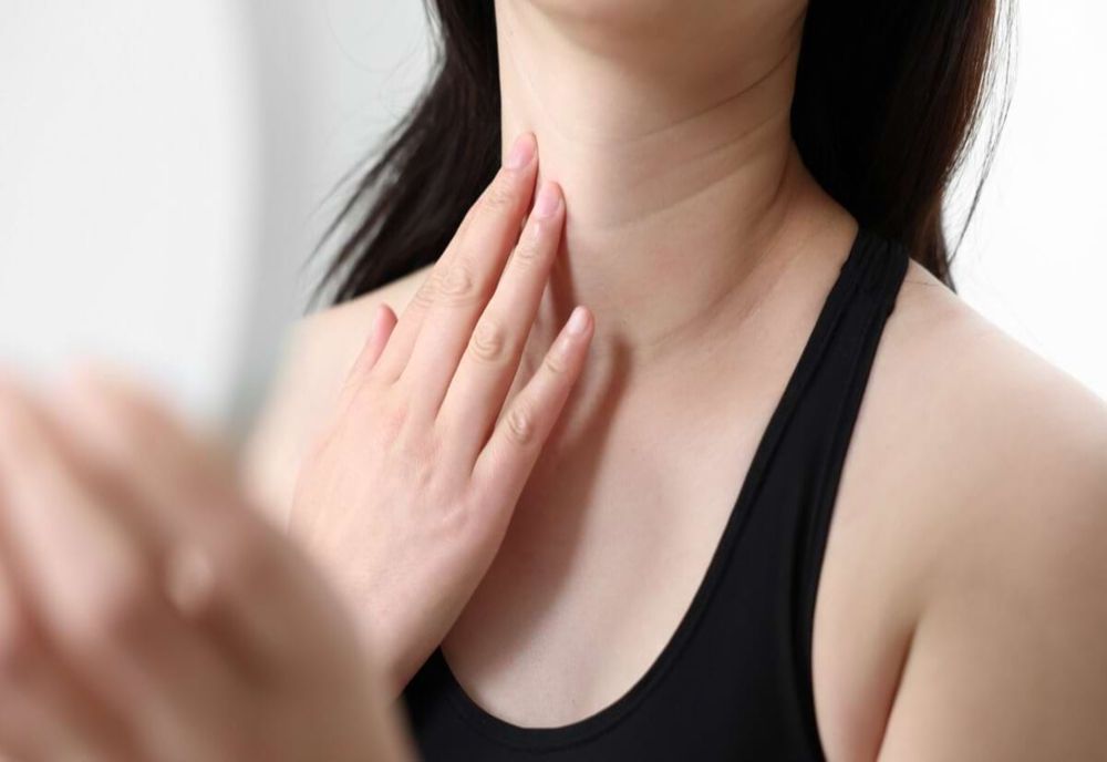 Acest obicei zilnic accelerează apariția ridurilor pe gât! Iată cum să le eviți!