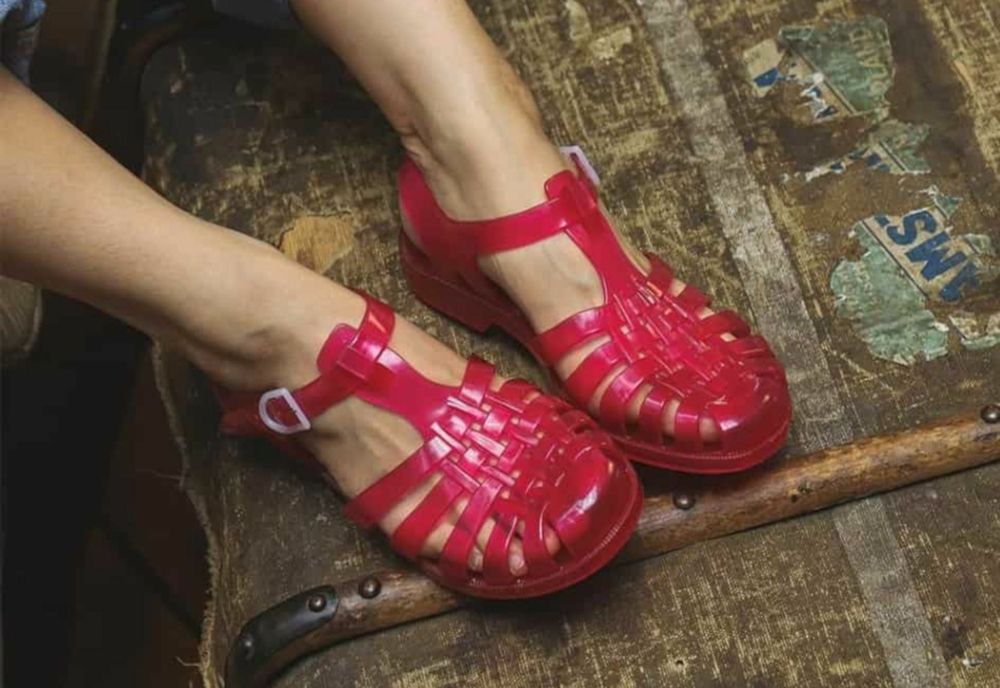 De când au devenit pantofii din plastic eleganți?