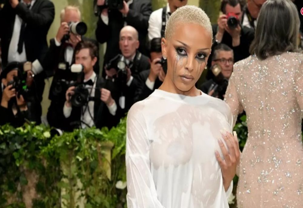 Cămașă de spital pe stradă: tendința tulburătoare a modei americane