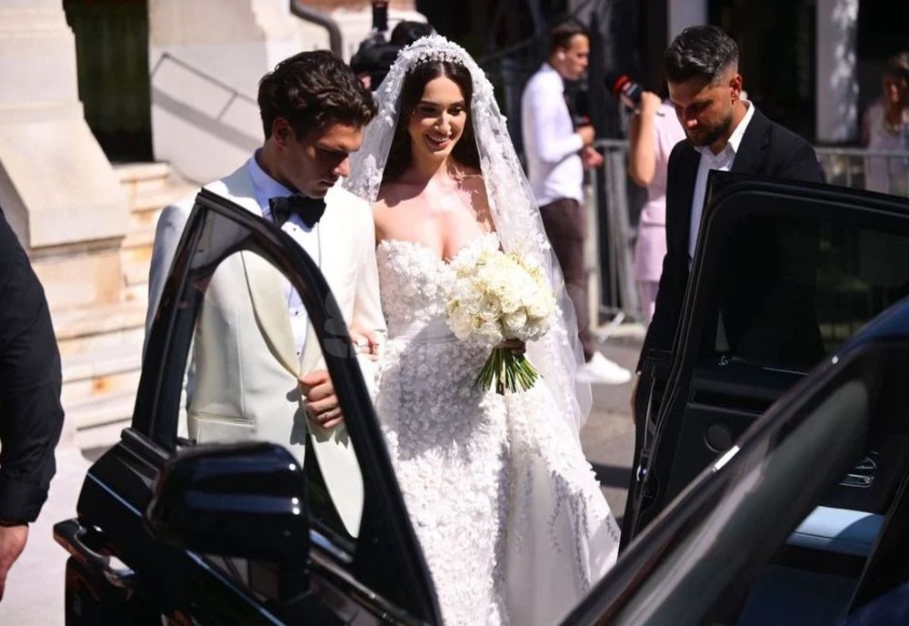 CÂT A COSTAT ROCHIA DE MIREASĂ A ELENEI HAGI. A AVUT DANTELĂ 3D